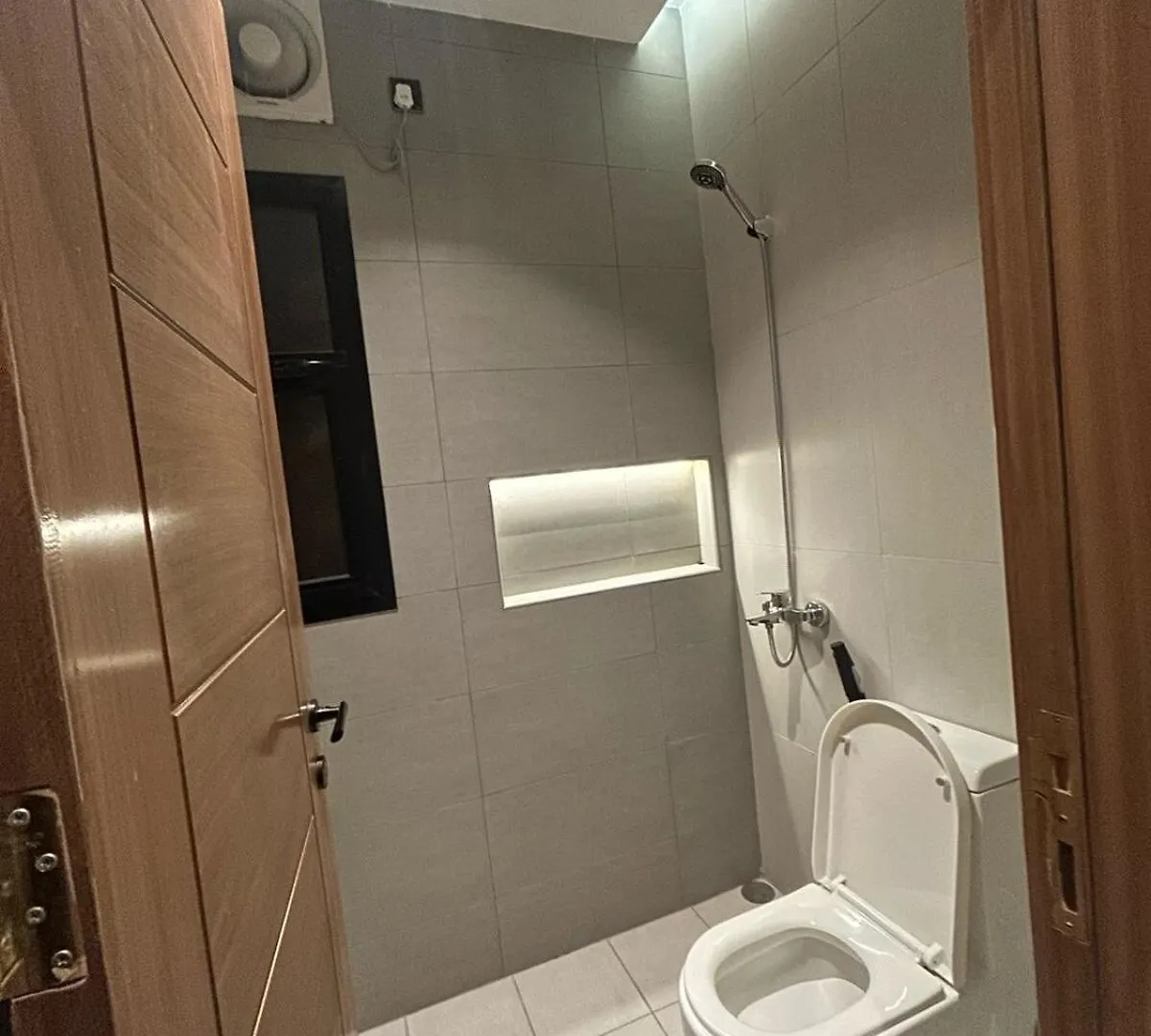 شقة مميزة بـ3 غرف نوم وصالة موقع مميز مكة